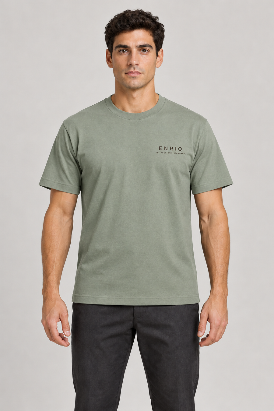 ENRIQ basic-fit T-shirt Eucalyptus – voorkant op model (AI-visualisatie)