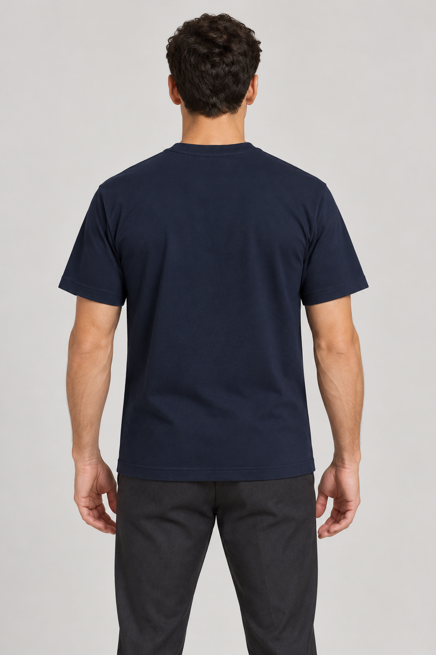 ENRIQ basic-fit T-shirt Navy – achterkant op model (AI-visualisatie)