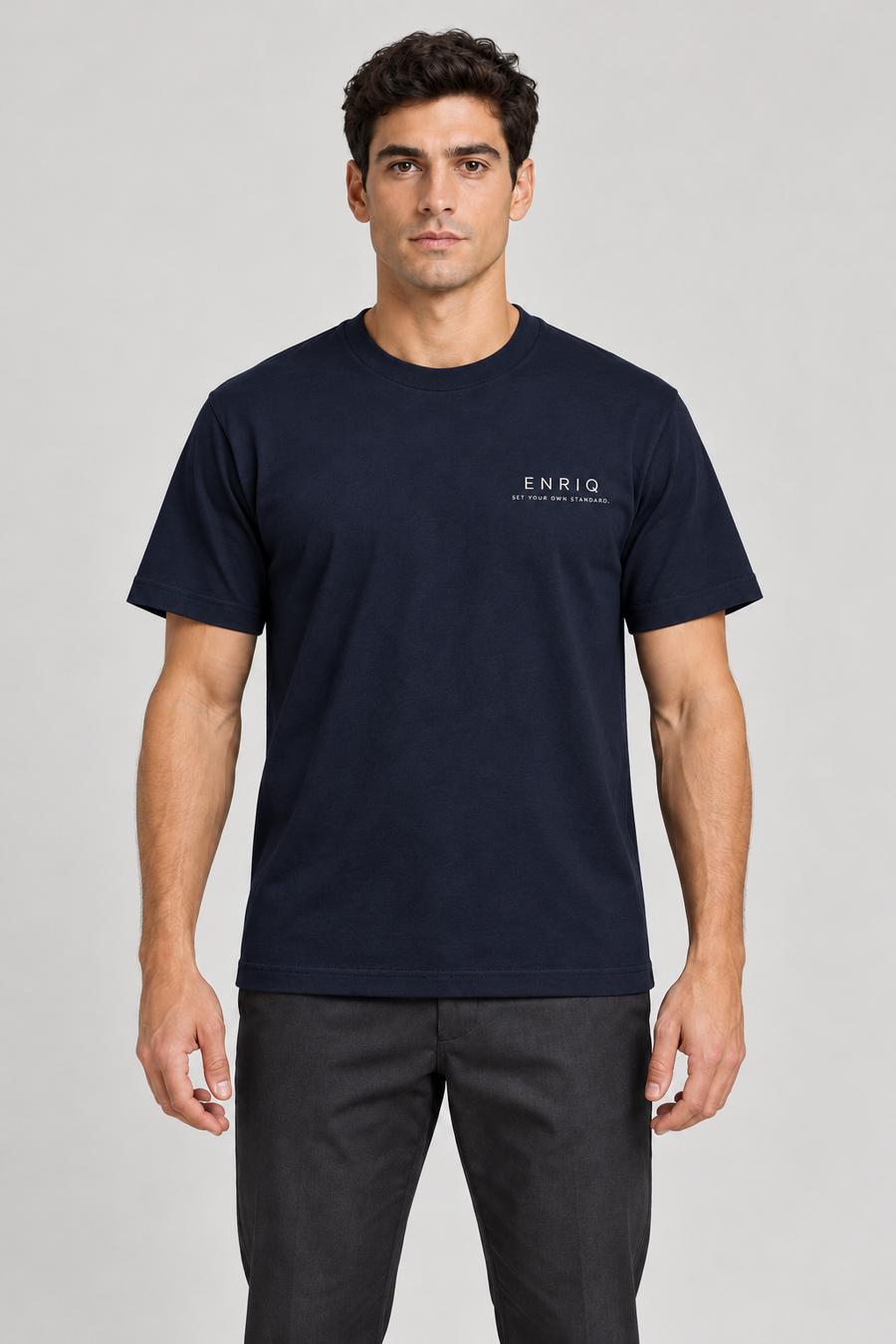 ENRIQ basic-fit T-shirt Navy – voorkant op model (AI-visualisatie)
