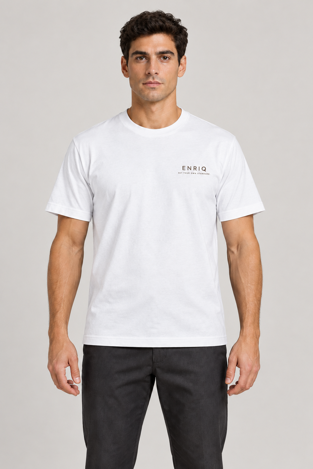 ENRIQ basic-fit T-shirt White – voorkant op model (AI-visualisatie)