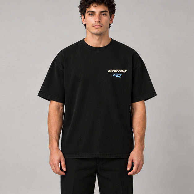 EnriQ EQ-Orbit Tee – Black – Oversized – model voor