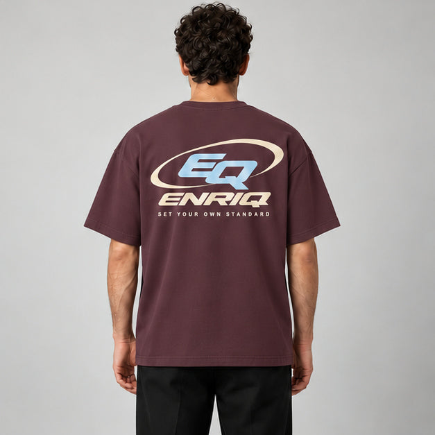 EnriQ EQ-Orbit Tee – Cherry – Oversized – model achter