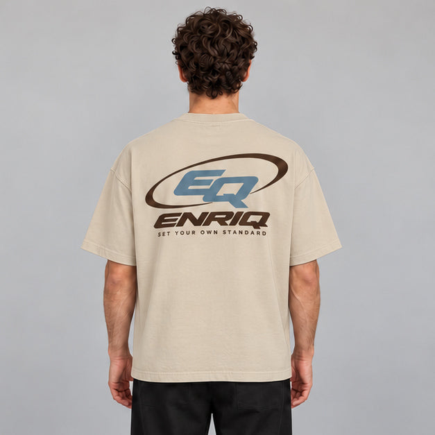 EnriQ EQ-Orbit Tee – Sand – Oversized – model achter