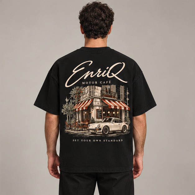 EnriQ Motor Café Tee – Black – Oversized – model achter