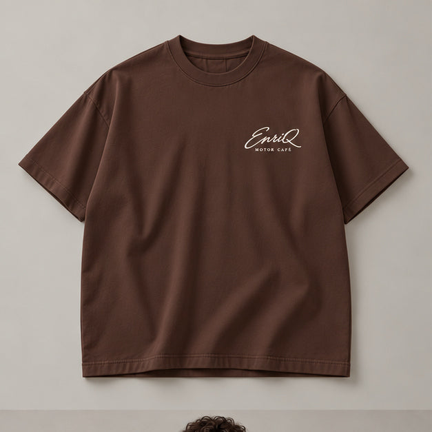 EnriQ Motor Café Tee – Chocolate Brown – Oversized – flatlay voor