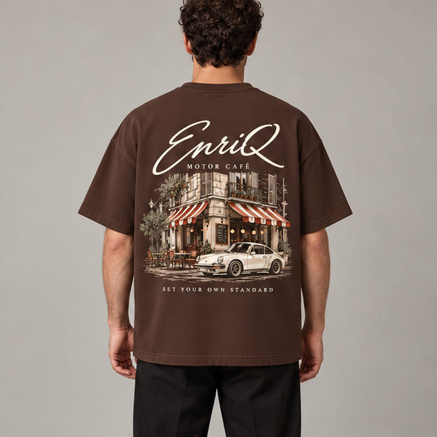 EnriQ Motor Café Tee – Chocolate Brown – Oversized – model achter