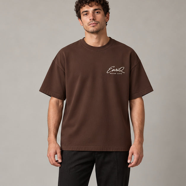 EnriQ Motor Café Tee – Chocolate Brown – Oversized – model voor