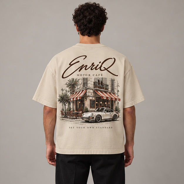 EnriQ Motor Café Tee – Sand – Oversized – model achter