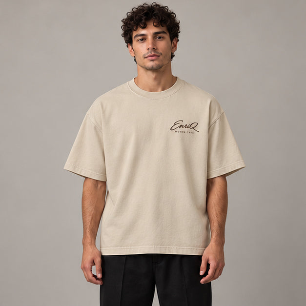 EnriQ Motor Café Tee – Sand – Oversized – model voor