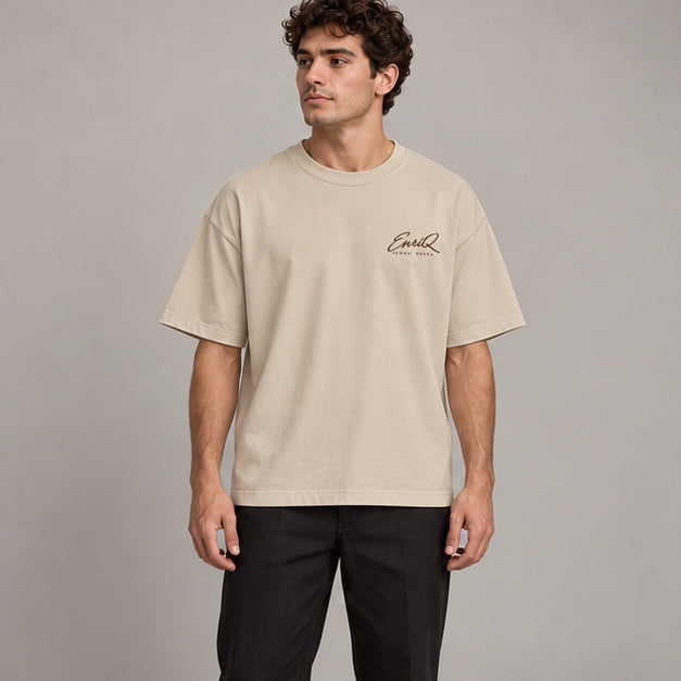 EnriQ Sunday Drive Tee – Sand – Oversized – model voor